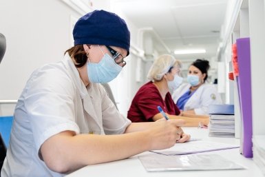 Врач советует сделать себе руками массаж до ощущения покалывания Евгений Кулешов, ИА PrimaMedia