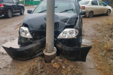Пьяная  автоледи врезалась в столб, пытаясь обогнать машину в Якутии Управление ГИБДД по Якутии