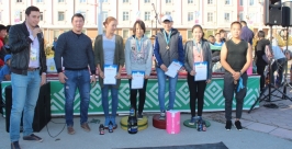 Около 40 прохожих приняли участие в соревнованиях по жиму штанги лежа в Якутске Яна Лазарева, YakutiaMedia