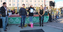 Около 40 прохожих приняли участие в соревнованиях по жиму штанги лежа в Якутске Яна Лазарева, YakutiaMedia
