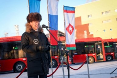 Айсен Николаев передал городу Якутску ключи от 50 автобусов &quotВолгабас&quot Мария Васильева, ЯСИА