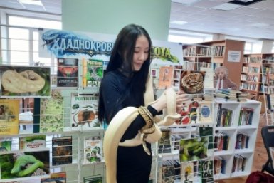 Якутяне встретились с королевскими питонами на ярмарке &quotВолшебная шкатулка&quot ИА YakutiaMedia