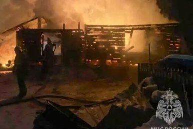 Пожар уничтожил коровник и 56 голов скота в Вилюйском улусе Якутии пресс-служба МЧС по Якутии