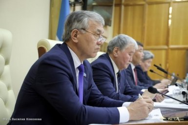 Якутские депутаты осудили призывы к сепаратизму Александра Иванова Василий Кононов, Ил Тумэн