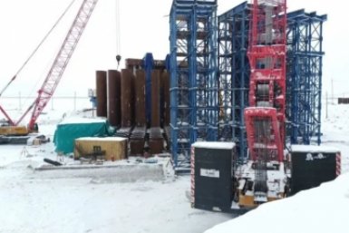 На левом берегу реки идет монтаж основания под центральный пилон Ленского моста