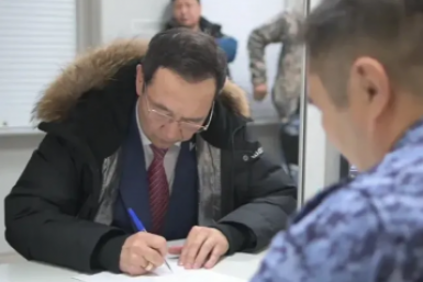 Глава Якутии передал бойцам СВО гладкоствольное ружьё Андрей Сорокин, ЯСИА