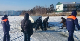 МЧС достает грузовик, который наполовину провалился под лед в озере Якутска МЧС по Якутии