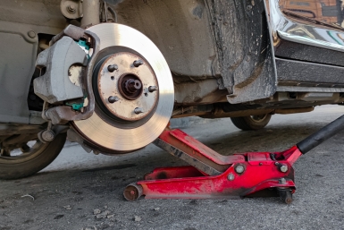 Водителям назвали главные ошибки при смене резины с зимней на летнюю