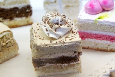 Любите чай с пирожным после обеда? Диетолог рассказала, какими последствиями это может обернуться