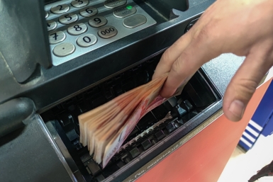 До 10 тысяч рублей разрешат снимать в банкомате без комиссии