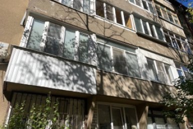 Не дышите чужим дымом: как законно наказать курящего на балконе соседа