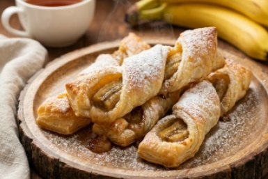 Вчера приготовила на пробу, сегодня пеку тройную порцию: слойки с бананом — рецепт, который "украл" мое сердце