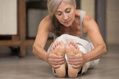 Делаю 1 упражнение перед сном – и становлюсь моложе: расслабляет поясницу, укрепляет спину и подтягивает лицо