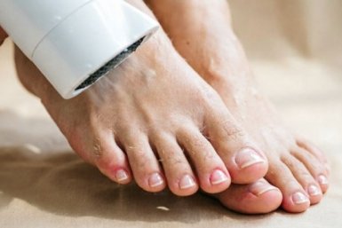 Заметили, что ногти стали желтеть и утолщаться? Обычный фен спасет ноги - эффект лучше, чем от дорогущих кремов и салонных процедур