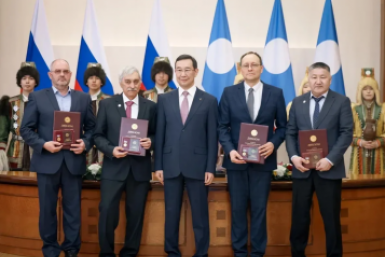 Глава Якутии Айсен Николаев вручил государственные награды Андрей Сорокин, ЯСИА