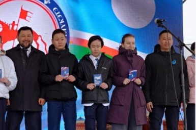 Юным якутянам вручили паспорта в День Республики пресс-служба мэрии Якутска
