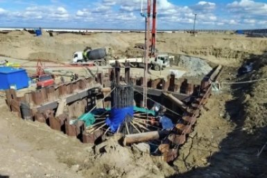 На подходе к Ленскому мосту ведётся бетонирование ростверка второй опоры