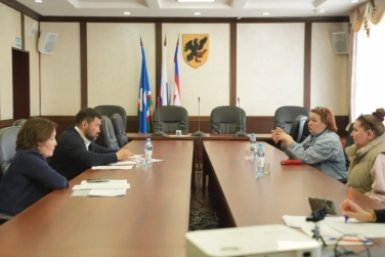 Вопросы СВО, пожара и земли — что решили на приёме у главы Якутска пресс-служба мэрии Якутска