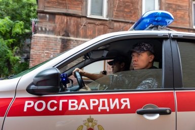 Двое пьяных пассажиров едва не задушили таксиста в Уссурийске пресс-служба Управления Росгвардии по Приморскому краю