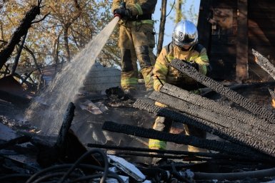 Пожар уничтожил хозяйственные постройки в Якутске Яна Гайдук, ИА PrimaMedia.ru