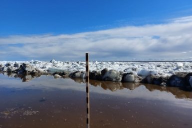 Уровень воды на реках Якутии постепенно снижается, но подтопления сохраняются ИА YakutiaMedia