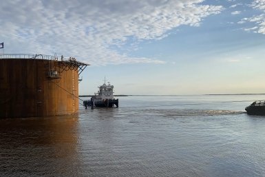 Отбуксировка первого коффердама Ленского моста: ключевой этап строительства