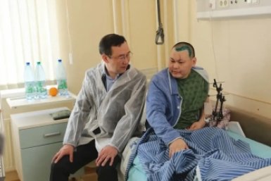 Айсен Николаев навестил воинов из Якутии в госпитале Вишневского  пресс-служба главы и правительства РС (Я)
