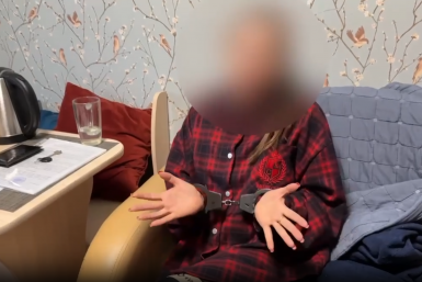 Полиция Владивостока задержала двух горожанок за хранение и употребление запрещённых веществ Скриншот из видео в ТГ-канале (16+) Полиции Приморья
