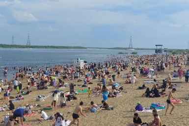 Якутск спасается от жары: единственный городской пляж переполнен отдыхающими ИА YakutiaMedia