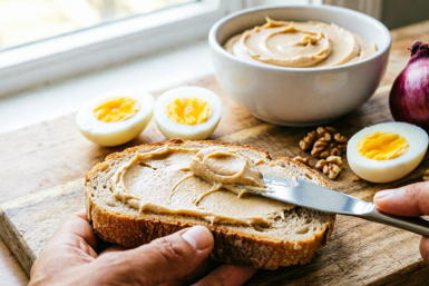 Затмит любую колбасу: вкусная намазка на хлеб за 7 минут — идеальный вариант для завтрака