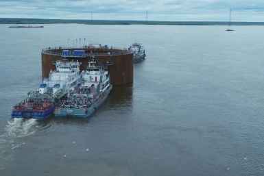 В русло Лены выведен второй коффердам для центральной опоры Ленского моста