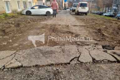 Жители Луговой во Владивостоке год не могут дождаться тротуара после ремонта теплотрассы ИА PrimaMedia