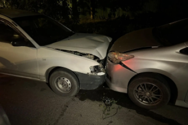 Водитель Mercedes-Benz влетел в три припаркованные машины и отказался от алкотеста во Владивостоке пресс-служба УМВД России по Приморскому краю