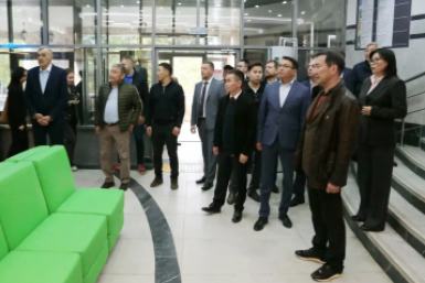 Ход капремонта поликлиники Мирнинской ЦРБ проверил глава Якутии пресс-служба главы и правительства РС (Я)