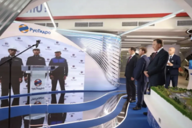 Новые объекты энергетики запустили на площадке ВЭФ-2026 Андрей Сорокин, ЯСИА