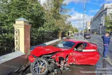 Разбитый Ferrari &quotДептранс. Оперативно&quot.