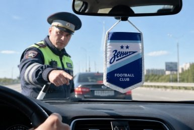 За флажок на зеркале — штраф 500 рублей Создано при помощи ИИ