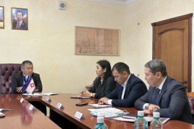 Мэр Якутска встретился с представителем школы №1 С канала Мах Д. Садовникова