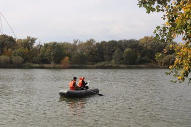Спасатели вытащили рыбаков из тонущей в водохранилище лодки на Ставрополье пресс-служба ПАСС СК