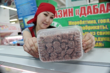 Свежемороженую печень, колбасу и позы из жеребятины представили на ярмарке в Якутске Яна Лазарева, YakutiaMedia