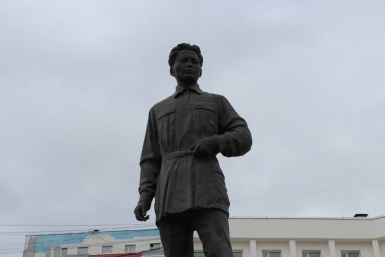К памятнику Максима Аммосова возложили цветы в честь празднования Дня Республики Саха  Яна Лазарева, YakutiaMedia