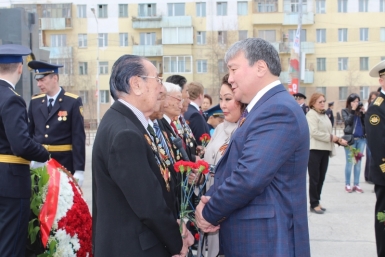 Сотни тысяч якутян возложили цветы к монументу &quotВоинам победителям&quot (ФОТО) Нюргуяна Иванова, Yakutiamedia