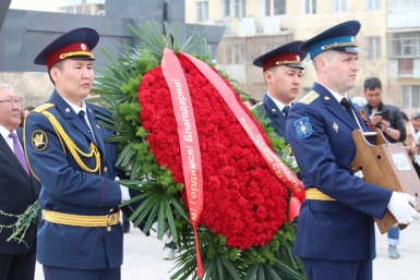 Сотни тысяч якутян возложили цветы к монументу &quotВоинам победителям&quot (ФОТО) Нюргуяна Иванова, Yakutiamedia