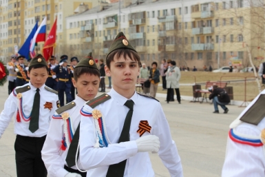 Сотни тысяч якутян возложили цветы к монументу &quotВоинам победителям&quot (ФОТО) Нюргуяна Иванова, Yakutiamedia
