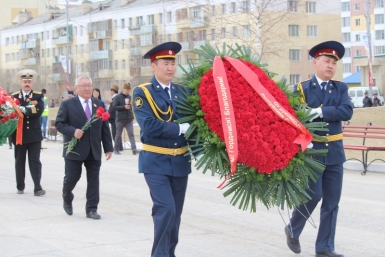 Сотни тысяч якутян возложили цветы к монументу &quotВоинам победителям&quot (ФОТО) Нюргуяна Иванова, Yakutiamedia