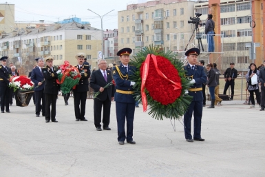 Сотни тысяч якутян возложили цветы к монументу &quotВоинам победителям&quot (ФОТО) Нюргуяна Иванова, Yakutiamedia