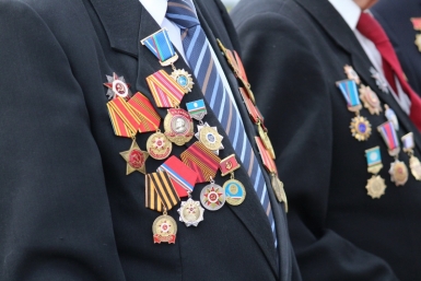 Сотни тысяч якутян возложили цветы к монументу &quotВоинам победителям&quot (ФОТО) Нюргуяна Иванова, Yakutiamedia