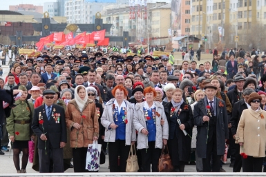 Сотни тысяч якутян возложили цветы к монументу &quotВоинам победителям&quot (ФОТО) Нюргуяна Иванова, Yakutiamedia