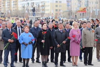 Сотни тысяч якутян возложили цветы к монументу &quotВоинам победителям&quot (ФОТО) Нюргуяна Иванова, Yakutiamedia