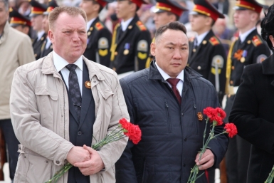 Сотни тысяч якутян возложили цветы к монументу &quotВоинам победителям&quot (ФОТО) Нюргуяна Иванова, Yakutiamedia